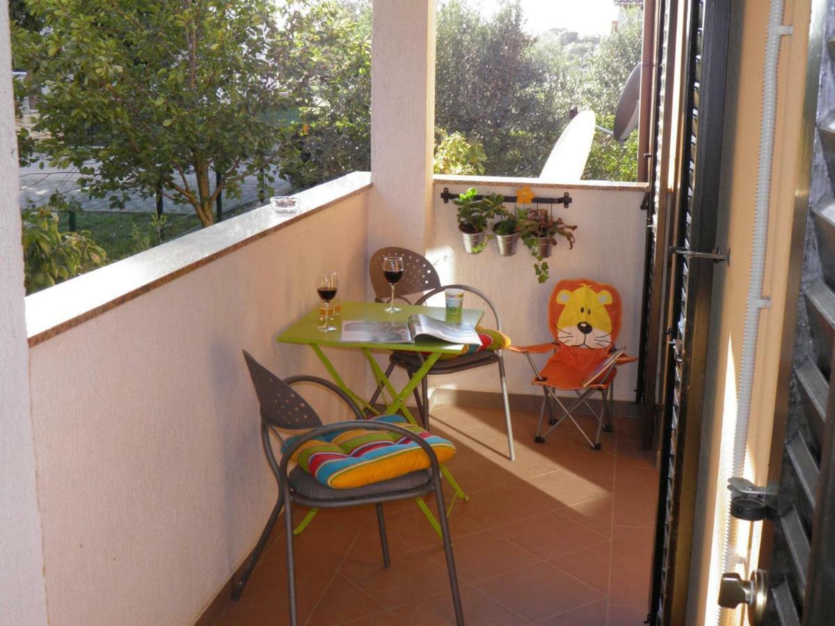 Apartment Suzy With Private Parking Fažana Exterior foto