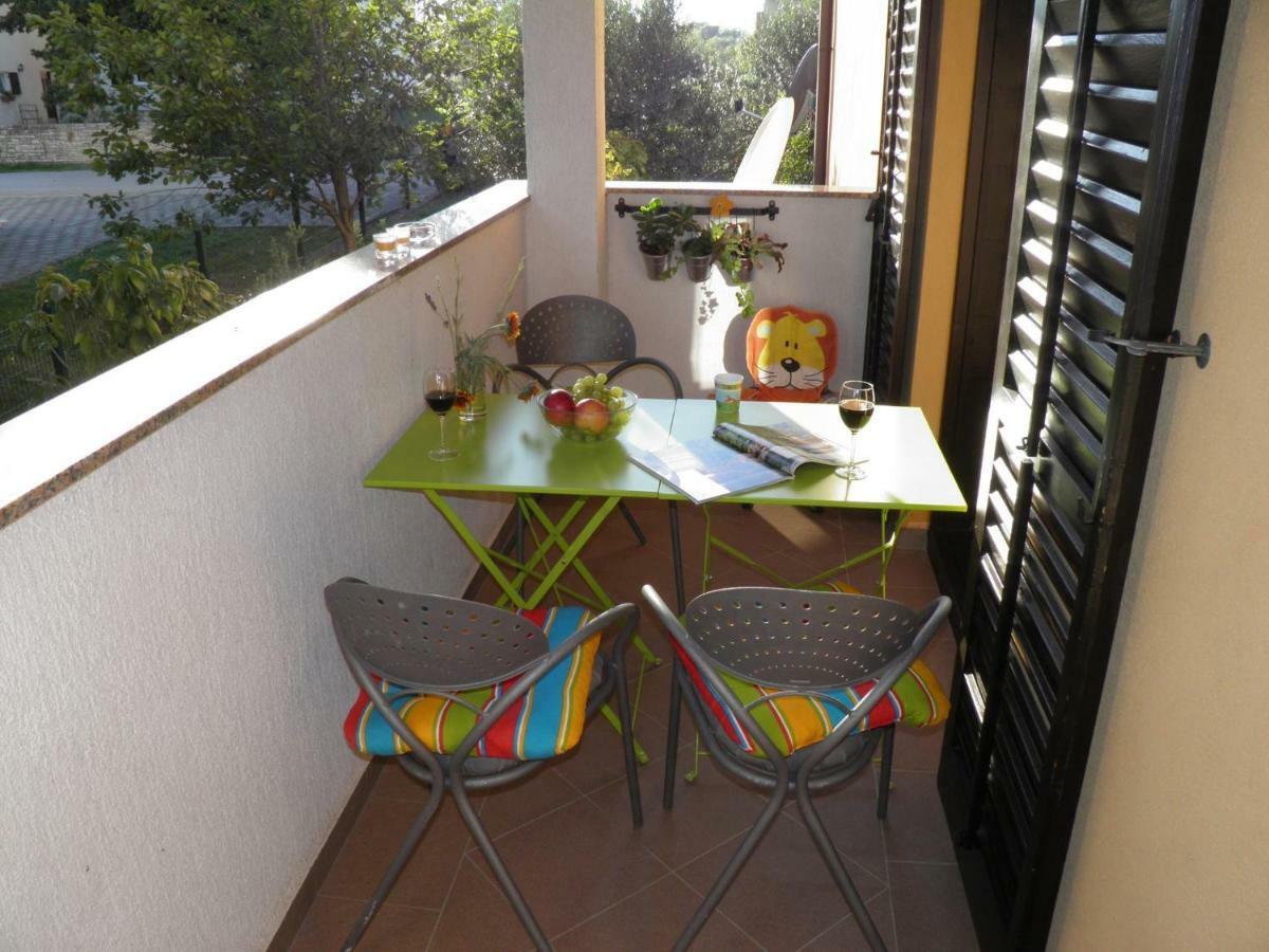 Apartment Suzy With Private Parking Fažana Exterior foto